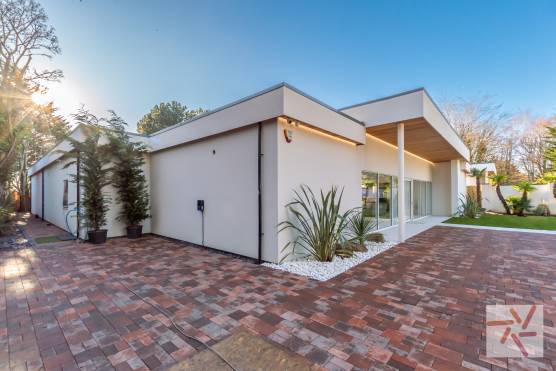 3383V 3 tv drama location house in Merseyside contemporary white villa with outdoor swimming pool
