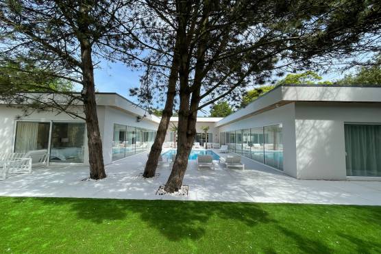 3383V 4 photo shoot location house in Merseyside contemporary white property with outdoor swimming pool
