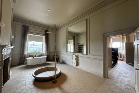 3539W-33-photo-shoot-location-house-in-West-Yorkshire-elegant-bathroom-with-statement-shower.jpg