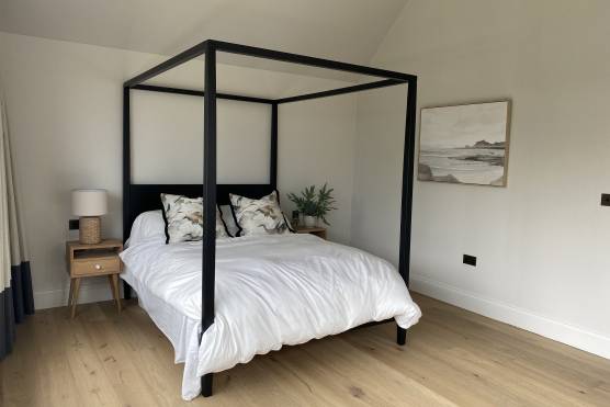 3541W-17-filming-location-house-in-Leeds-bedroom.HEIC