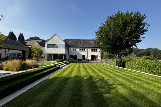 3541W-20-TV-shoot-location-house-in-west-yorkshire-large-contemporary-garden.JPG