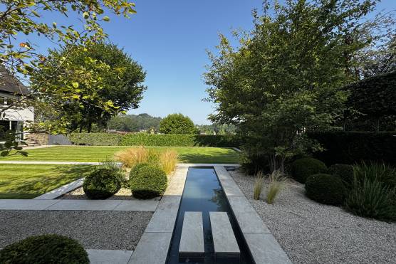 3541W-22-filming-shoot-location-house-in-west-yorkshire-modern-courtyard.JPG