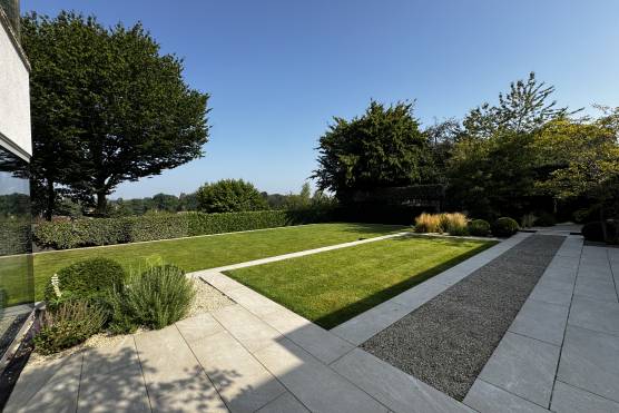 3541W-23-TV-drama-location-house-in-west-yorkshire-large-contempary-garden.JPG