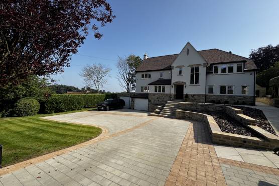 3541W-25-TV-shoot-location-house-in-west-yorkshire-contemporary-front-garden-and-house.JPG