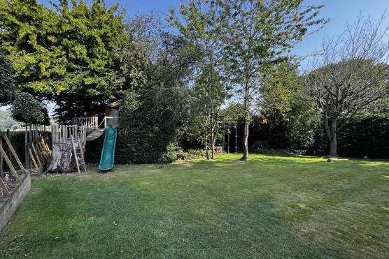 3541W-27-filming-shoot-location-house-in-west-yorkshire-large-garden-.JPG