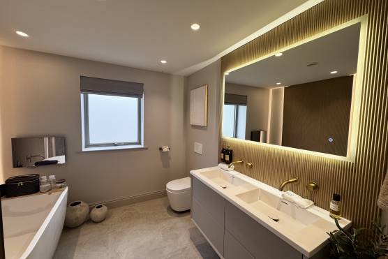 3542W-13-TV-shoot-location-house-in-west-yorkshire-contempary-bathroom-.jpg