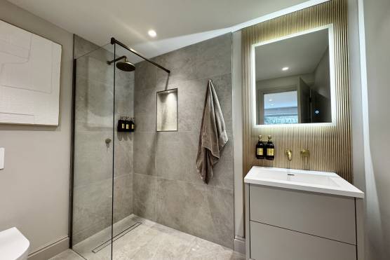 3542W-19-TV-drama-location-house-in-west-yorkshire-stylish-bathroom.jpg
