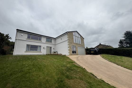 3542W-30-TV-drama-location-house-in-west-yorkshire-stylish-house-with-long-driveway.jpg