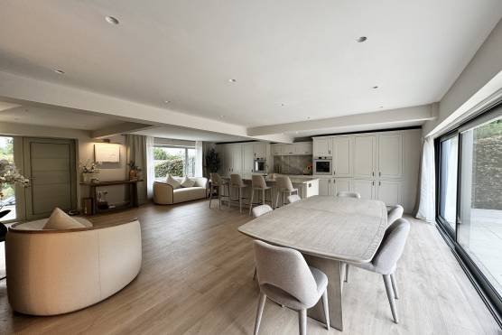 3542W-4-TV-drama-location-house-in-west-yorkshire-stylish-dining-area.jpg