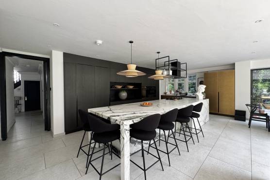 3543W-1-photo-shoot-location-house-in-Leeds-open-plan-stylish-kitchen.jpg