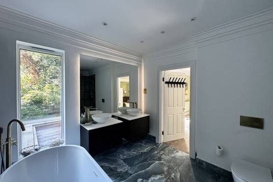 3543W-23-photo-shoot-location-house-in-West-Yorkshire-stylish-bathroom.jpg