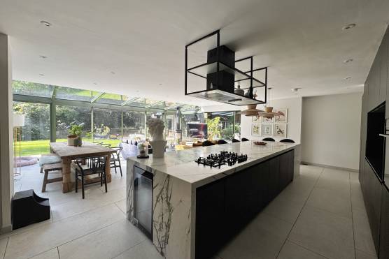 3543W-4-tv-commercial-location-house-in-Leeds-open-plan-kitchen.jpg