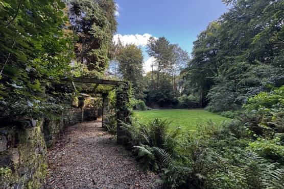 3543W 46 TV drama location house in West Yorkshire woodland path way.JPG