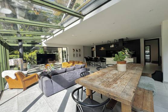 3543W-6-TV-drama-location-in-West-Yorkshire-modern-dining-area-with-glass-roof-and-living-area.jpg