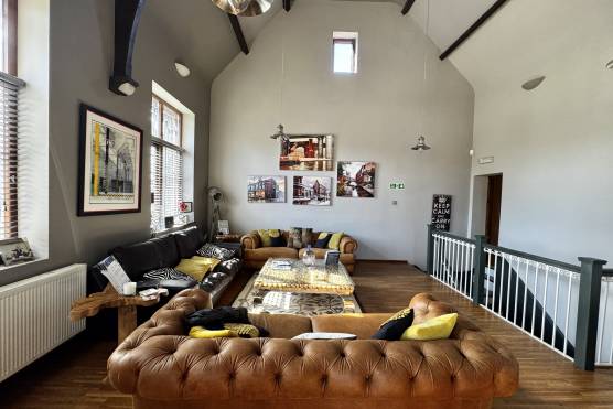 3548M 2 filming location in Manchester high ceiling apartment.jpg