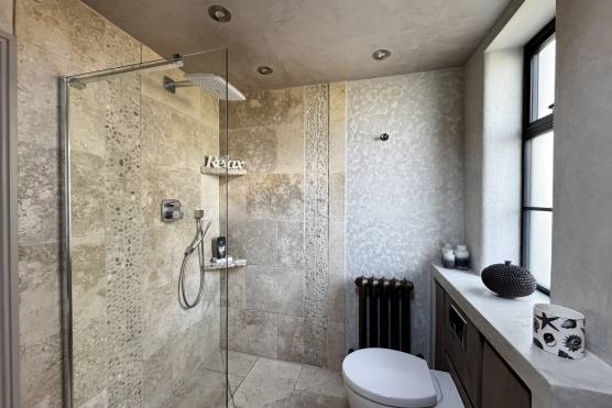 3547M 18 tv shoot location house in Manchester bathroom.jpg