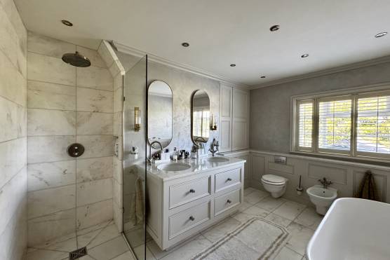 3547M 19 photo shoot location house in Manchester bathroom.jpg