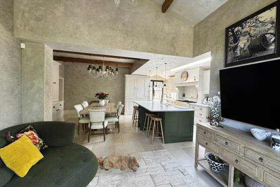 3547M 2 filming location house in Manchester open plan kitchen.jpg
