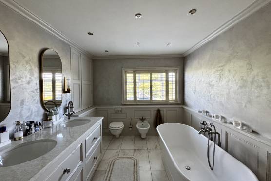 3547M 21 filming location house in Manchester bathroom.jpg