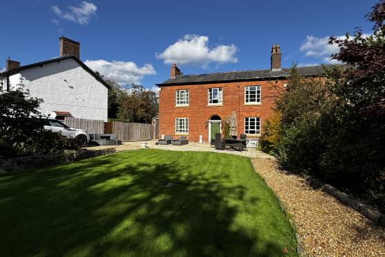 3547M 25 photo shoot location house in Manchester period property garden.JPG