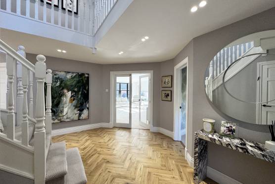 3546M 20 photo shoot location house in Manchester hallway.jpg