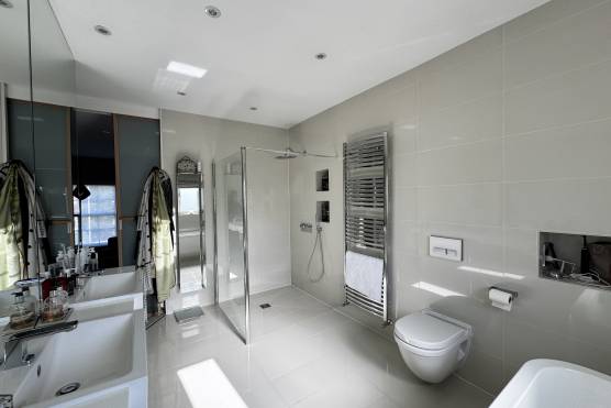 3546M 24 tv drama location house in Manchester bathroom.jpg