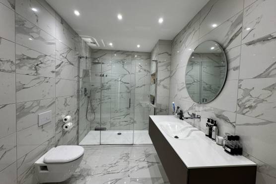 3546M 25 tv drama location house in Manchester bathroom.jpg