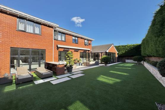 3546M 32 filming location house in Manchester garden.jpg