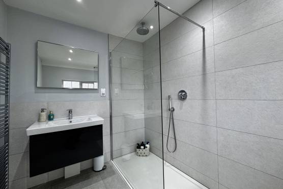 3549W 17 photo shoot location house in Leeds bathroom.jpg