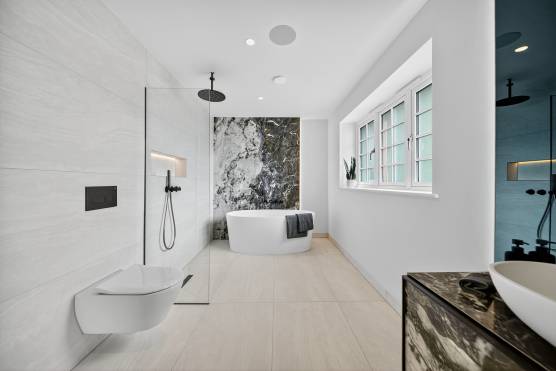 3560W 13 tv drama location house in Leeds bathroom.jpg