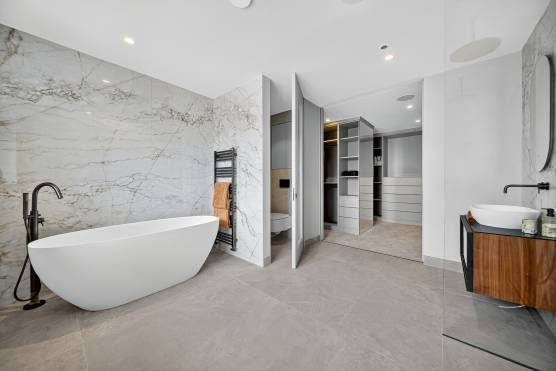 3560W 16 filming location house in Leeds bathroom with bath.jpg