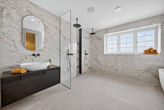 3560W-17-filming-location-house-in-Leeds-bathroom.jpg