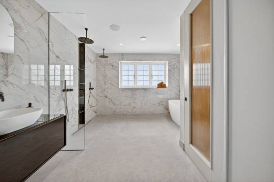 3560W 18 film location house in Leeds bathroom .jpg