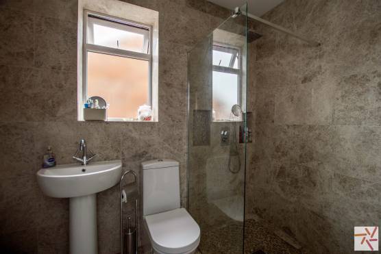 3356M 16 photo shoot location house bathroom.jpg