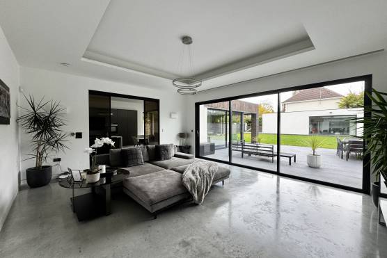 3308C 11 photo shoot location house in Cheshire contemporary open plan living area.jpg