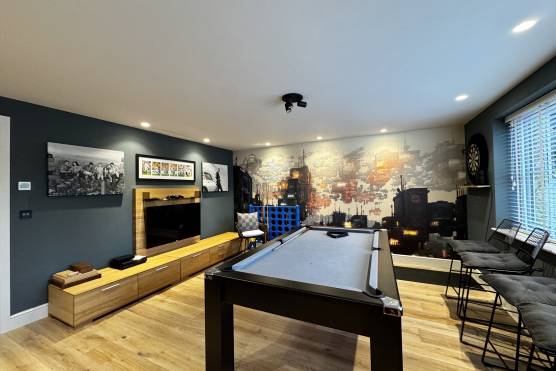 3555C 14 tv drama location house in Cheshire living room.jpg