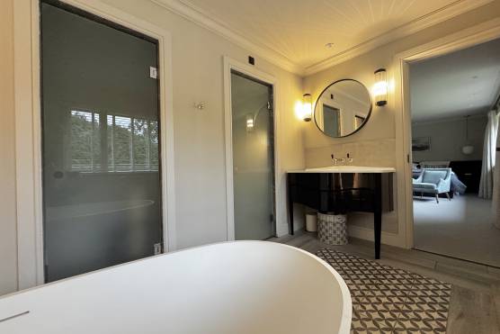 3555C 21 filming location house in Cheshire bathroom.jpg