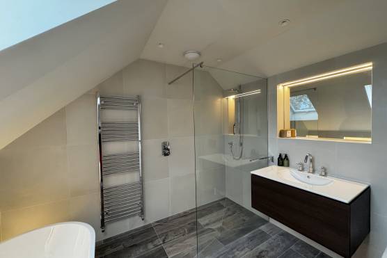 3555C 26 filming location house in Cheshire bathroom.jpg