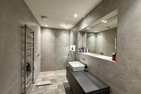 3555C 31 tv shoot location house in Cheshire bathroom.jpg