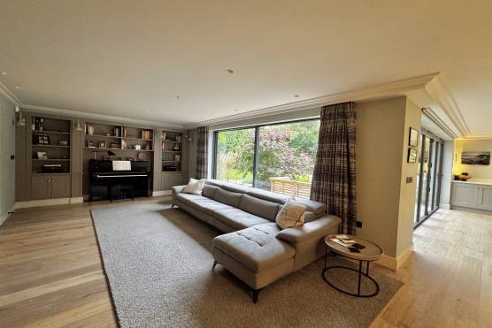 3555C 9 tv drama location house in Cheshire open plan living area.jpg