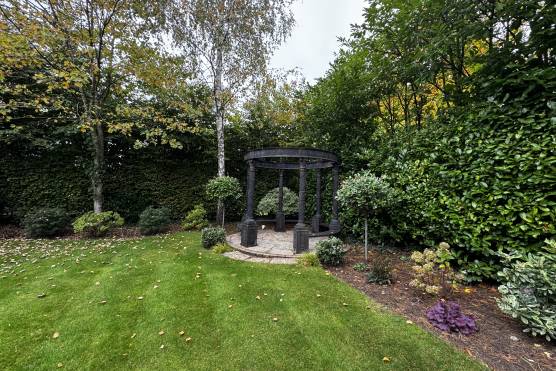 3552C 27 tv commercial location house in Cheshire family garden.JPG