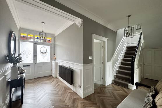 3553M 11 filming location house in Manchester staircase.jpg