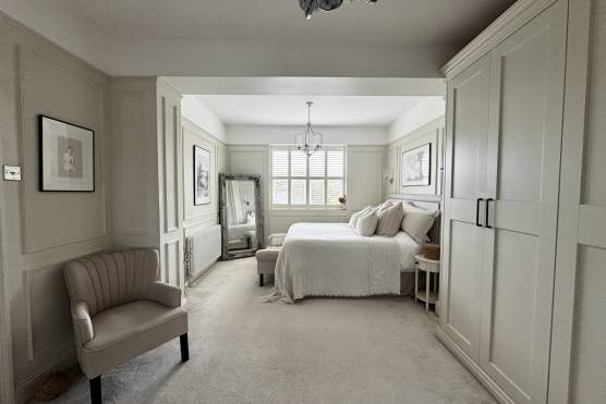 3553M 17 tv drama location house in Manchester elegant bedroom.jpg