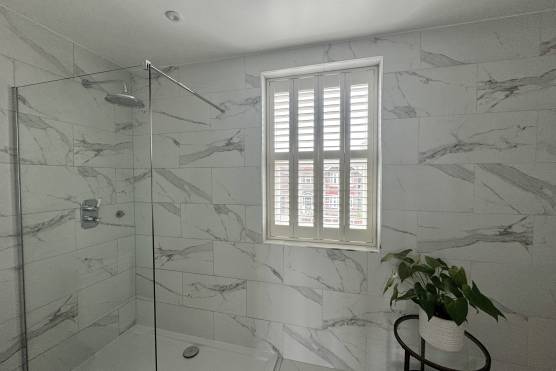 3553M 19 filming location house in Manchester bathroom.jpg