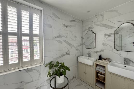 3553M 20 tv drama location house in Manchester bathroom.jpg