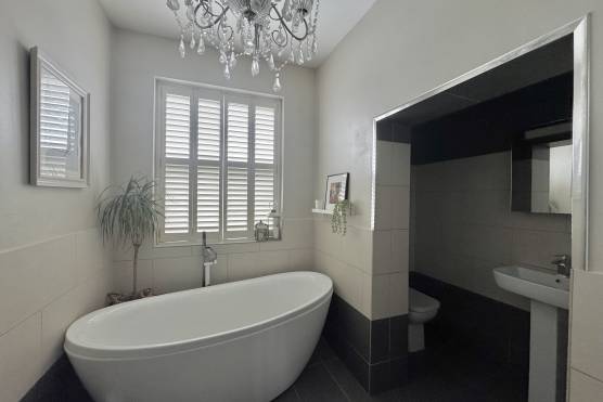 3553M 25 tv drama location house in Manchester bathroom.jpg