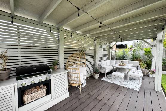 3553M 31 photo shoot location house in Manchester outdoor kitchen.jpg