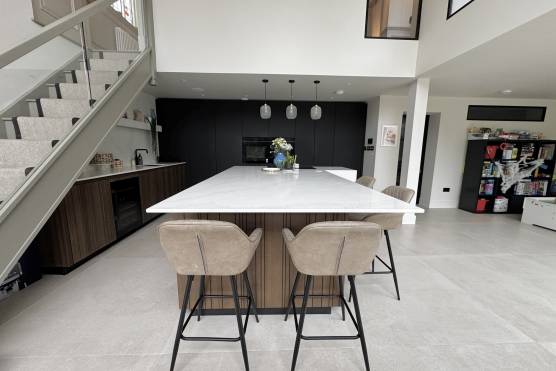 3554M 10 tv drama location house in Manchester modern open plan kitchen with kitchen island.jpg