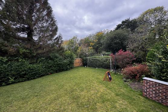 3554M 25 photo shoot location house in Manchester family garden.JPG