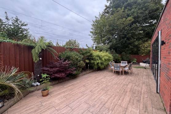 3557V 10 photo shoot location house in Liverpool patio areas.JPG